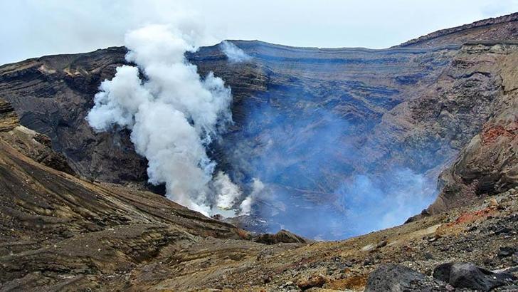 Japonya’da kaybolan helikopterin enkazı, Aso Yanardağı’ndaki kraterde bulundu