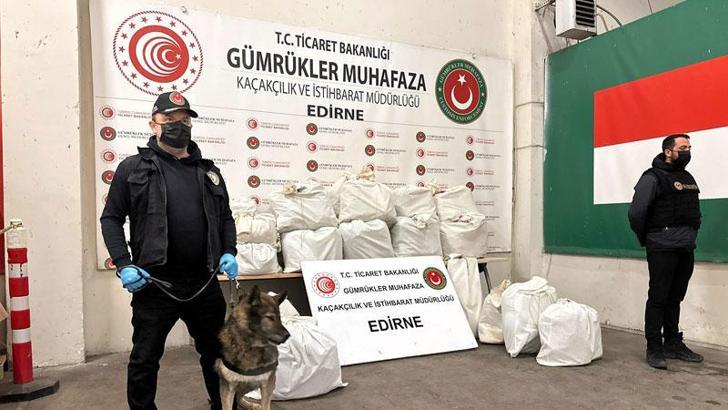 Kapıkule’de 2 otomobilde 20 kilo 812 gram esrar ele geçirildi