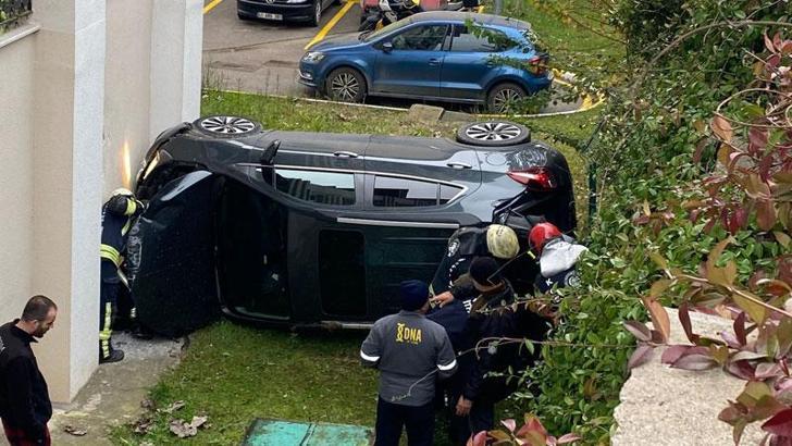 Otomobil, apartman bahçesine uçtu: 2 yaralı