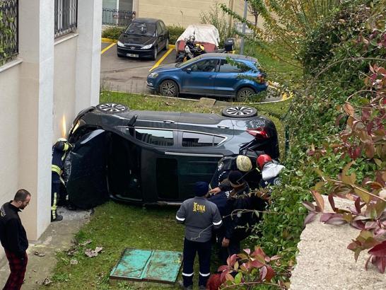 Otomobil, apartman bahçesine uçtu: 2 yaralı