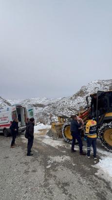 Yolu kardan kapanan mezrada hasta çocuk, kepçeyle ambulansa ulaştırıldı