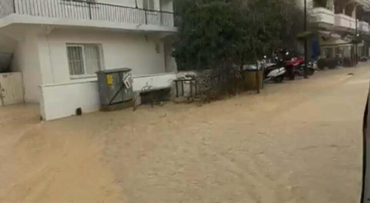 Datça'da sağanak; yollar göle döndü, deniz renk değiştirdi