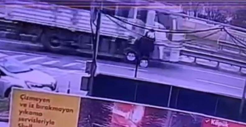 Kamyonun çarptığı yaya öldü; kaza kamerada