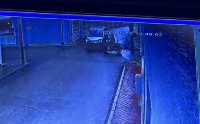 Hafif ticari araç ile çarpışan motosikletin sürücüsü yaralandı; kaza anı kamerada