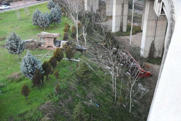 Kamyonete çarpan TIR, viyadükten aşağı düştü; 3 yaralı