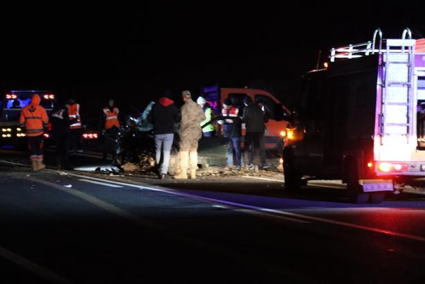 Mardin'de otomobil ile hafif ticari aracın çarpıştığı kazada 3 ölü, 2 yaralı