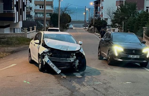 Ordu’da iki otomobil çarpıştı; 2 yaralı