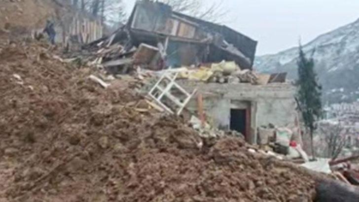 Artvin’de heyelan; ev ve ahır yıkıldı