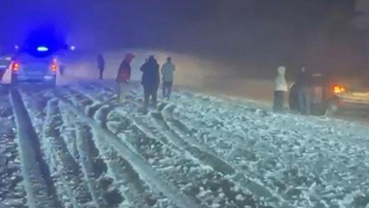 Erzincan-Sivas kara yolu çığ düşmesi sonucu ulaşıma kapandı