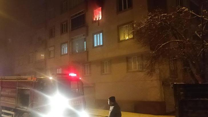 Evde çıkan yangında 6 kişi dumandan etkilendi