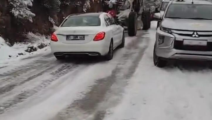 Feke'de karda mahsur kalan araçlar kurtarıldı