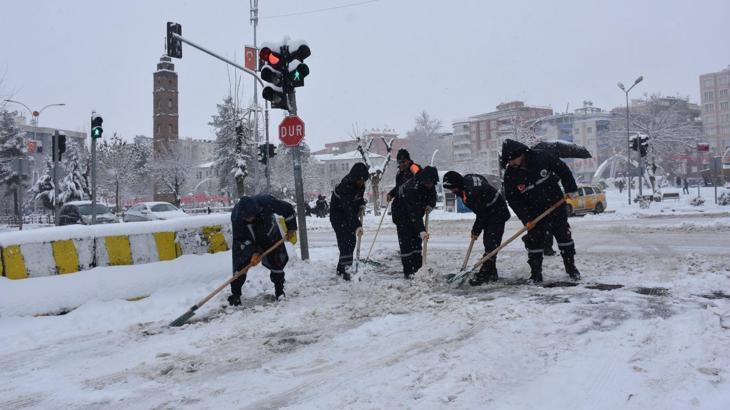 Siirt’te tüm köy yolları kardan kapandı