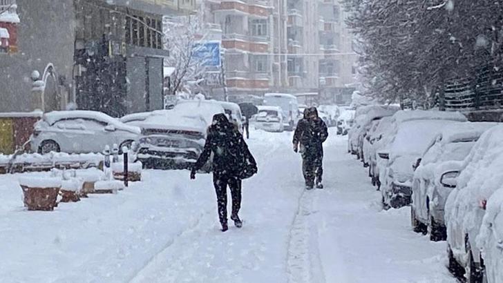 Batman’da 3'ü hariç tüm köy yolları kardan kapandı, uçuşlar iptal