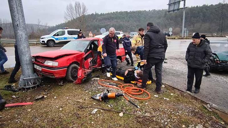 İki otomobil kafa kafaya çarpıştı: 1’i ağır, 3 yaralı