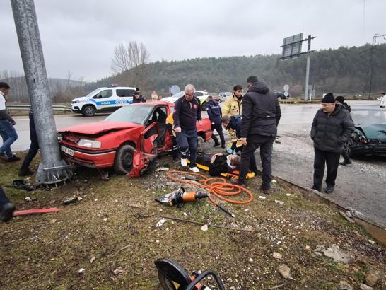 İki otomobil kafa kafaya çarpıştı: 1’i ağır, 3 yaralı