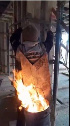 Dondurucu soğukta içerisinde ateş yanan tenekeyi sırtına alıp çalıştı