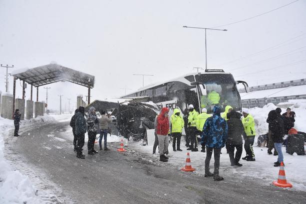 Yolcu otobüsü kontrol noktasındaki kulübeye çarptı; 4 polis hafif yaralı
