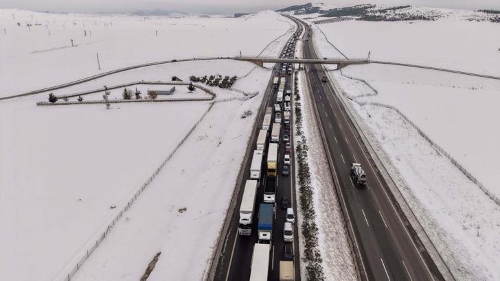 TAG otoyolunda kilometrelerce araç kuyruğu