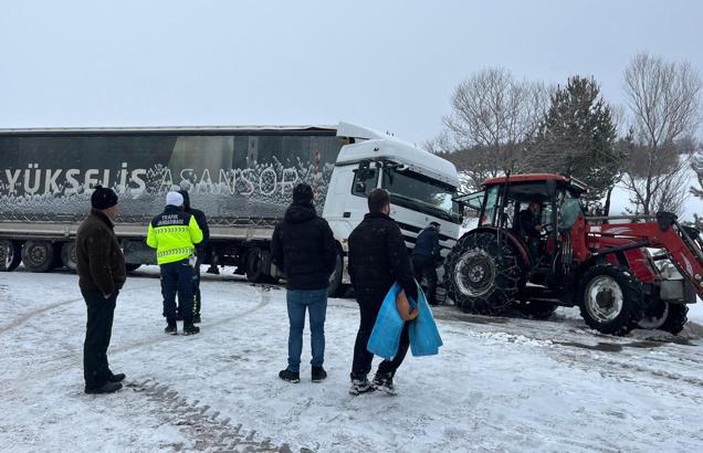 TIR kaydı, uluslararası karayolu ulaşıma kapandı / Ek fotoğraflar