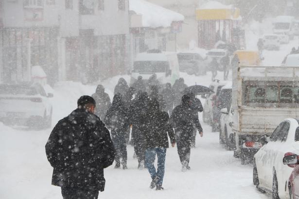 Karlıova’da kar yağışı etkili oldu, köy yolları ulaşıma kapandı