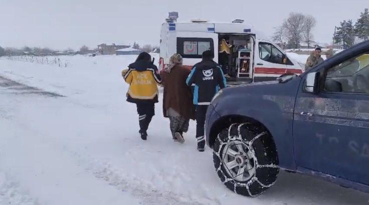 Yolu kardan kapanan köyde doğum yapan anne ve bebeği, hastaneye ulaştırıldı