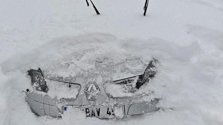 Çambaşı Yaylası’nda kar kalınlığı 2 metreye ulaştı, araçlar kar altında kaldı