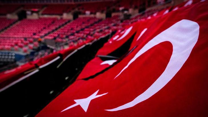 Fenerbahçe, stattan sonra salonu da Türk bayraklarıyla süsledi