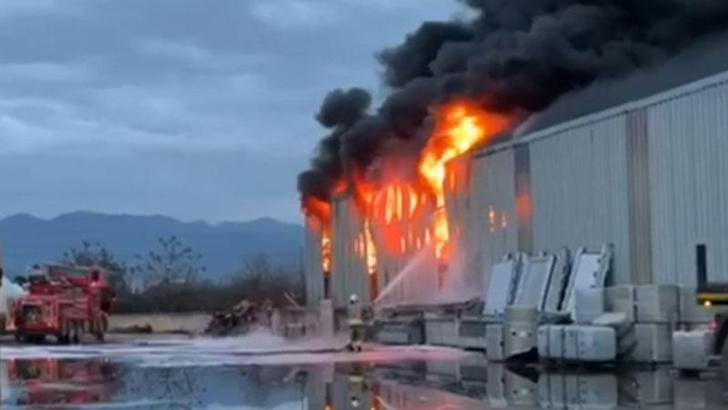 Hatay'da lastik deposunda çıkan yangın kontrol altında