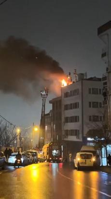 İstanbul - Kağıthane'de 4 katlı binanın çatısı alev alev yandı