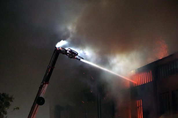 Adana'da parke ve panel üretilen fabrikada yangın