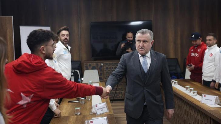Bakan Bak 2026 Kış Olimpiyatları'na katılacak milli sporcuları kabul etti