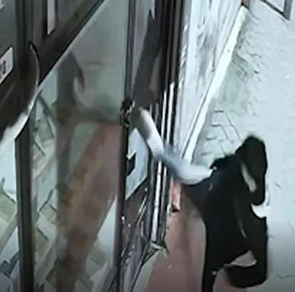 Kapı camını tekmeyle kırıp girdikleri iş yerinden 100 bin liralık telefon çaldılar