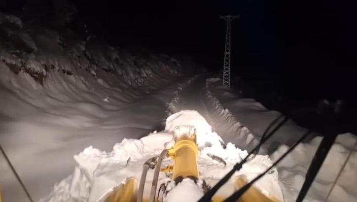 Yolu kardan kapanan köyde soba devrildi, yaralanan çocuk 6 saatte hastaneye ulaştırıldı