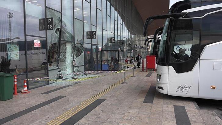 Yolcu otobüsü, perondaki yolcuya çarpıp terminal binasına daldı