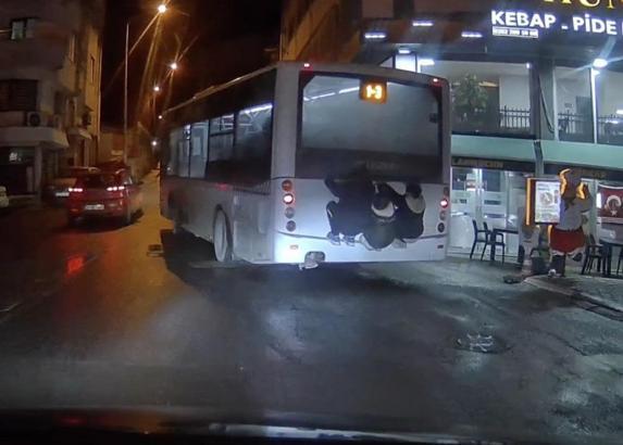 Otobüsün arkasına asılan çocukların tehlikeli yolculuğu kamerada