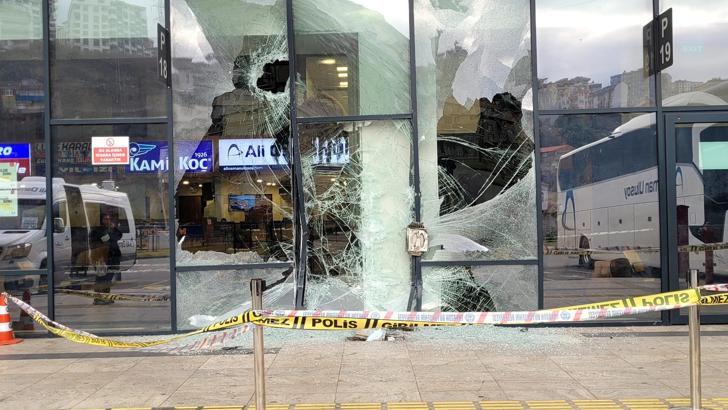 Yolcu otobüsü, perondaki yolcuya çarpıp terminal binasına daldı