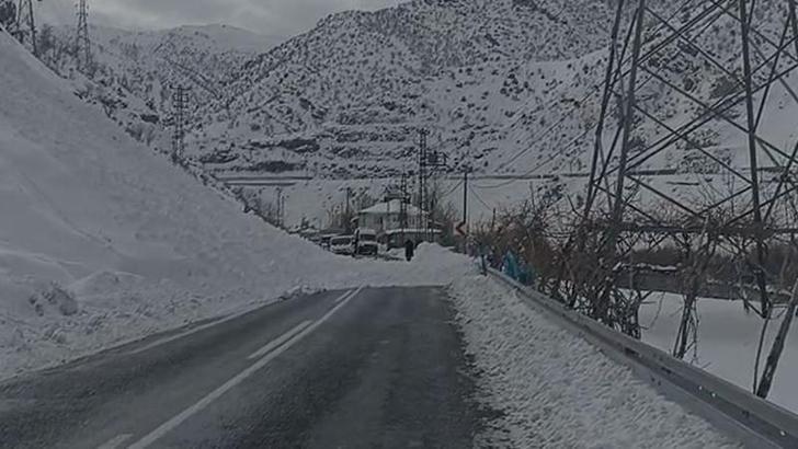 Hakkari’de Van ve Çukurca kara yollarında 3 ayrı noktaya çığ düştü