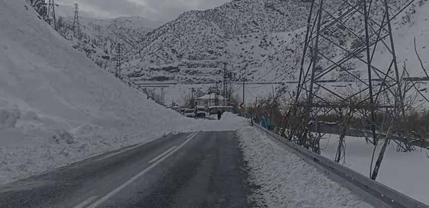 Hakkari’de Van ve Çukurca kara yollarında 3 ayrı noktaya çığ düştü