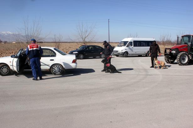 Karaman'da 17 adet el yapımı dinamit ele geçirildi