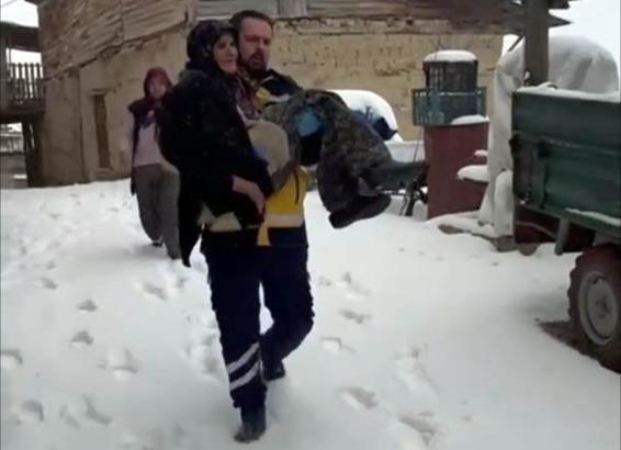 90 yaşındaki hastayı kucağını alarak ambulansa taşıdı