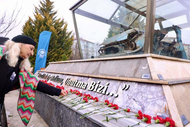 Uğur Mumcu, Eskişehir’de hurda otomobilinin sergilendiği alanda karanfillerle anıldı