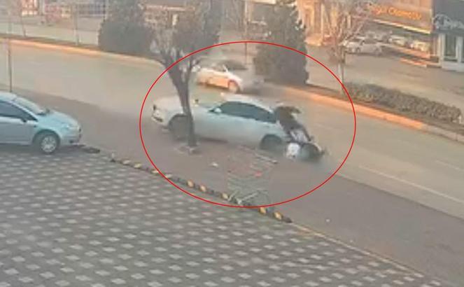 Otomobil önce motosiklete ardından da yol kenarındaki ağaca çarptı