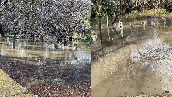 Çeşme'de sağanak etkili oldu; pazar yeri ve mezarlık su altında kaldı