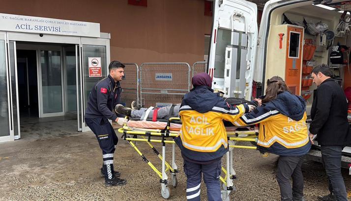 Devrilen kamyonun sürücüsü yaralandı