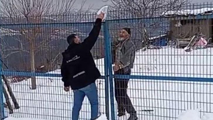 Yolu kardan kapanan mezradaki hastanın ilaçları kepçeyle ulaştırıldı