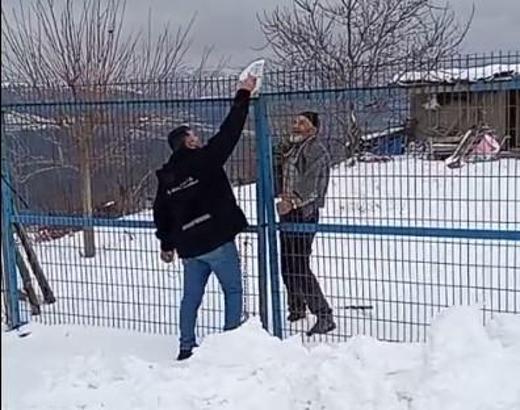 Yolu kardan kapanan mezradaki hastanın ilaçları kepçeyle ulaştırıldı