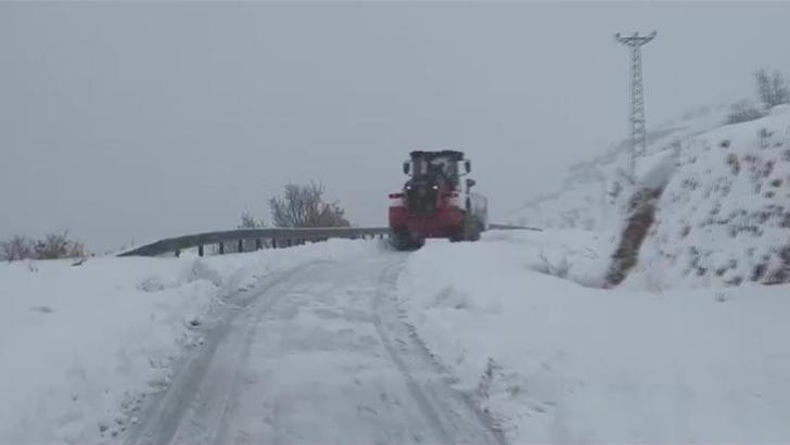 Yolu kapanan köydeki şehit ailesi için ekipler seferber oldu