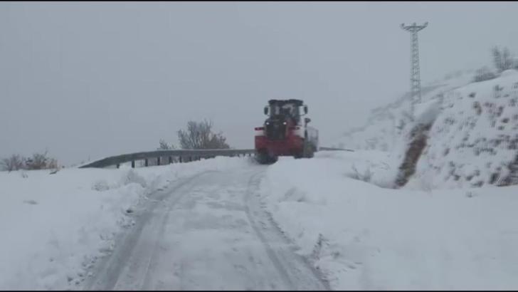 Yolu kapanan köydeki şehit ailesi için ekipler seferber oldu