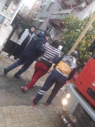 Ev yangınında 2 kişi dumandan etkilendi