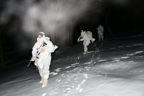 Mehmetçiğin karlı arazide gece eğitimi